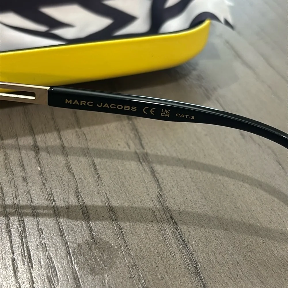 Marc Jacobs Eyewear Pilot Frame Sunglasses new in Case